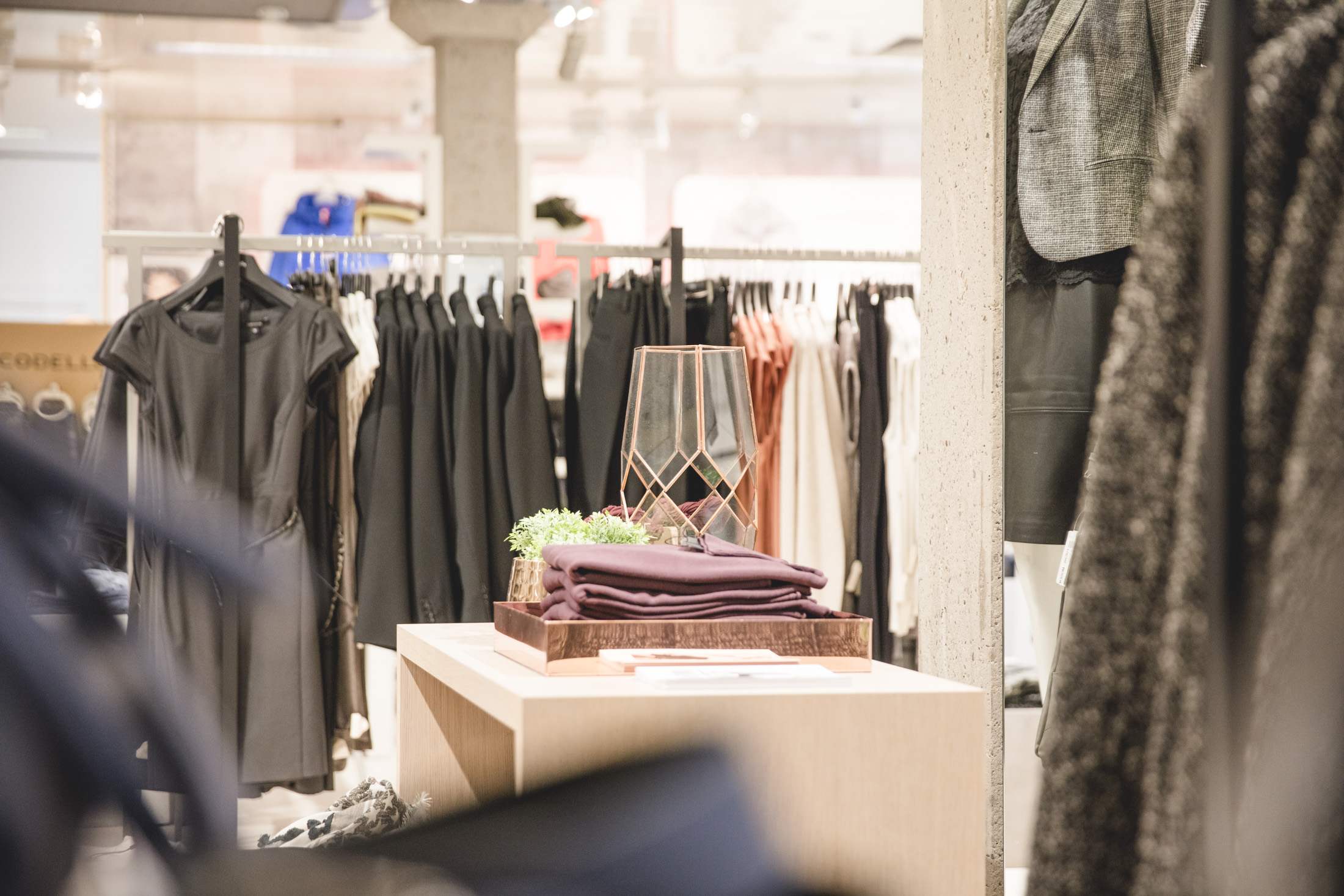 Kleiderstangen und Textilien im Modehaus Fuchs