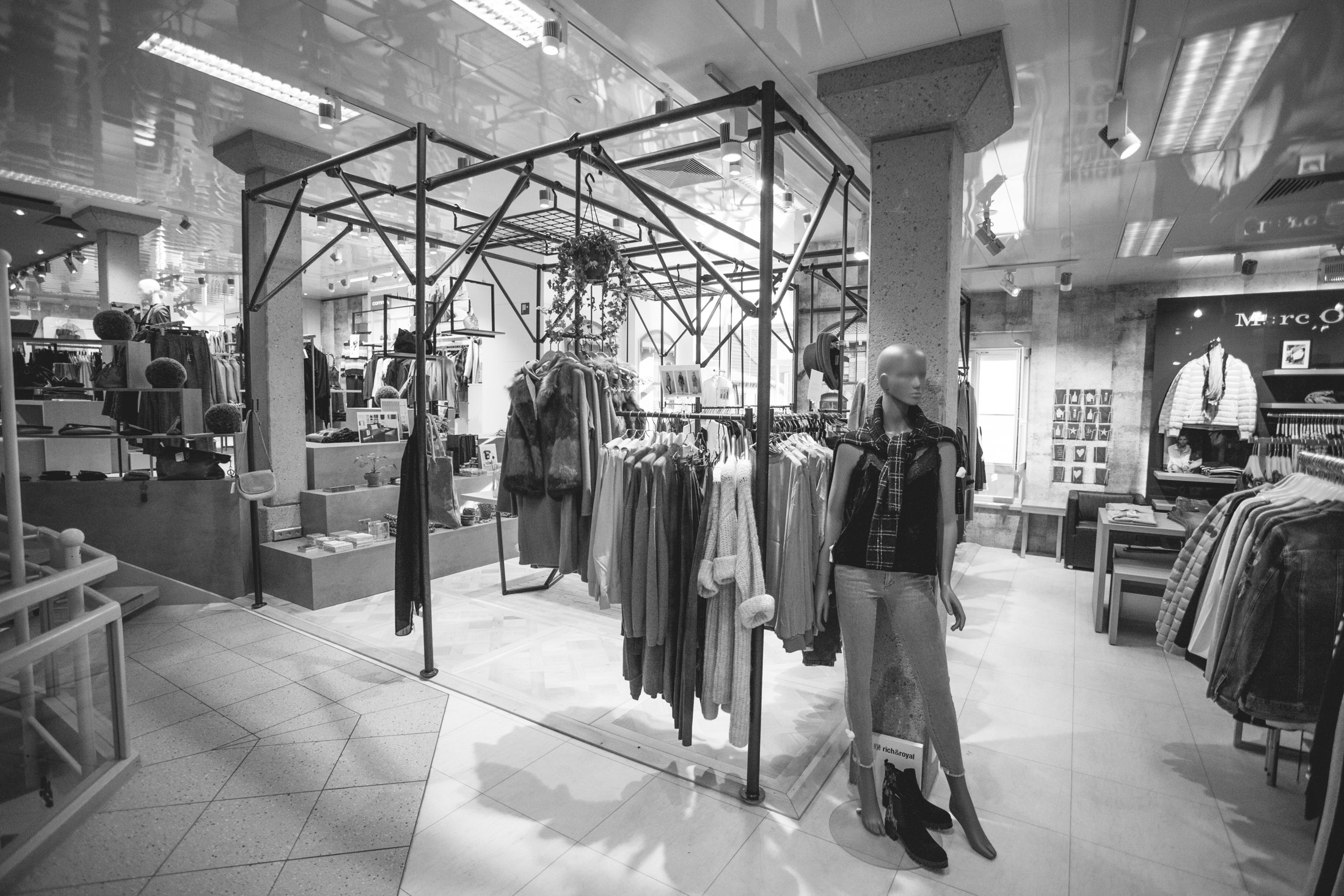 Blick in das Modehaus Fuchs: Kleiderstangen und Schaufensterpuppe im Verkaufsraum