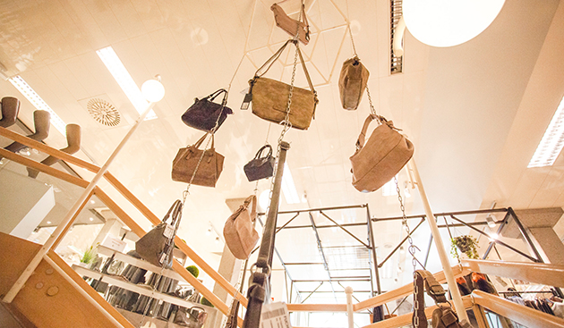 Handtaschen unter der Decke im Modehaus